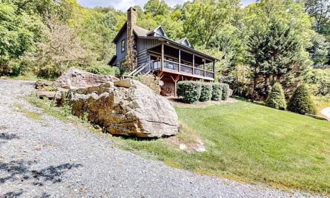 Sugar Grove Cabina | Cozy Cabin-WiFi, Game room, mountain views, hot tub fully stocked, Pet Friendly!