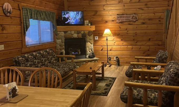 Warrens Cabina | Cozy cabin with 2 Water Parks Three Bears & Yogi's. UTV, and Golf cart rentals!