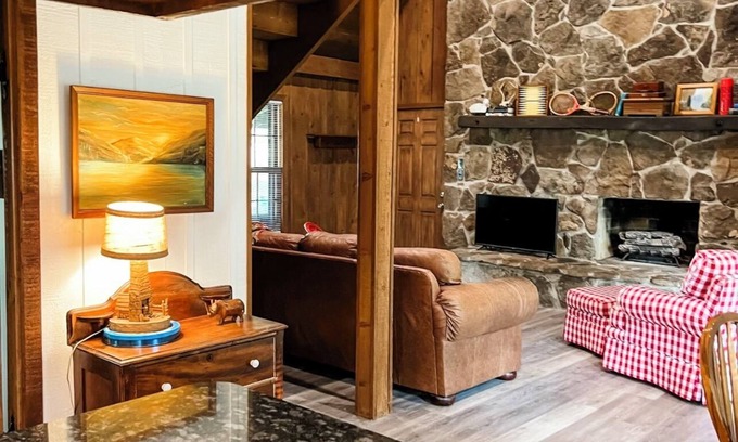 McMinnville Cabina | Cozy cabin with beautiful sunsets. Less than hour to 5 state parks. King Bed.