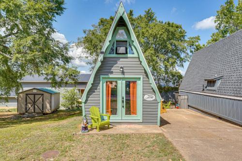 Lampe Casa | Cozy Cabin with Deck and Boat Launch Access in Lampe!
