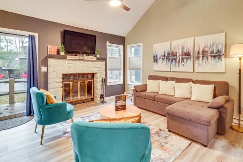 White Haven Casa | Cozy Cabin with Deck Less Than 1 Mi to Jack Frost Resort!