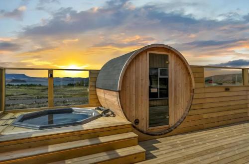 Veidilundur Apartamento | Cozy Cabin with Hot Tub & Sauna - Ultimate Retreat
