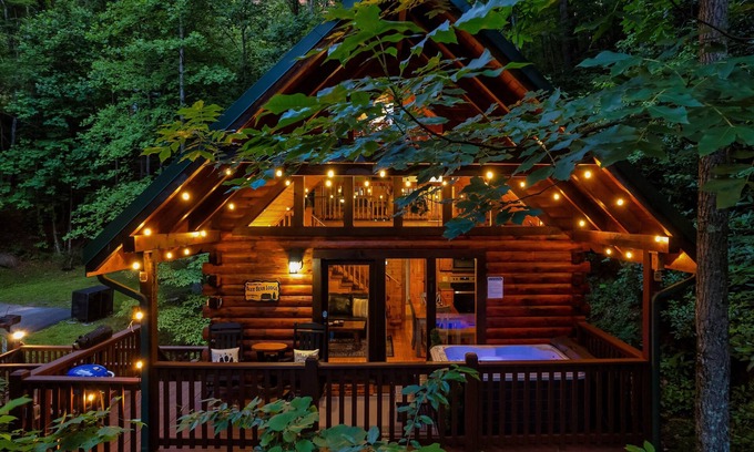 Black Bear Falls Cabina | Cozy Cabin with Hot Tub, Stream, and Prime Smoky Mountain Location