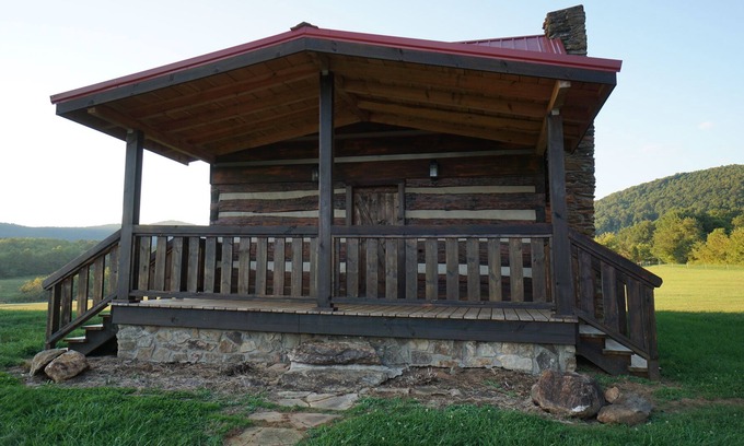 Purlear Cabina | Cozy cabin with modern day amenities and views of the Blue Ridge Mountains.
