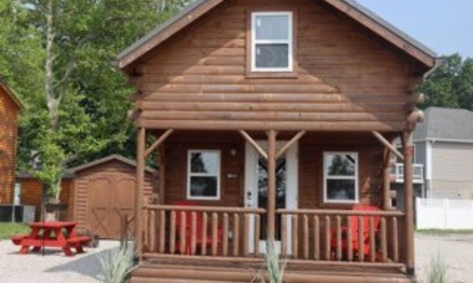 Ashtabula Cabina | Cozy cabin with views of Lake Erie and colorful sunsets!