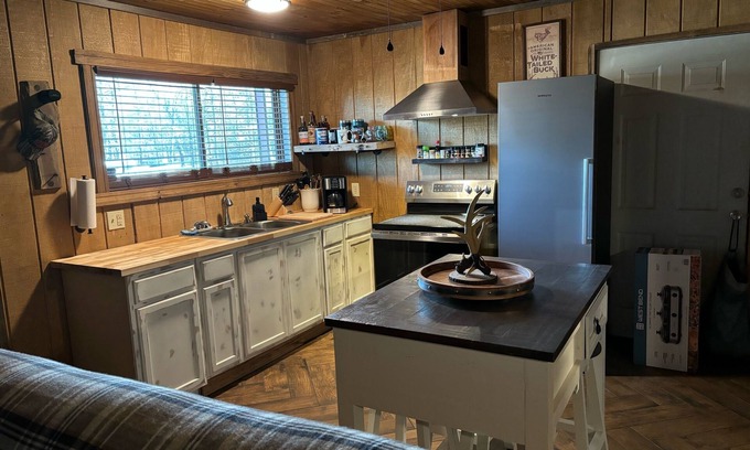 Rupert Cabina | Cozy cabin with WiFi and AC in charming Butler Private getaway on large acerage