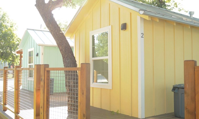 New Braunfels Cabina | Acogedoras cabañas cerca del río Comal- Cabaña # 2- Tema militar-ADA