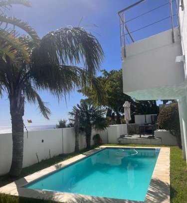 Camps Bay Chalet De Esquí | Cozy Camps Bay House with mountain and sea view