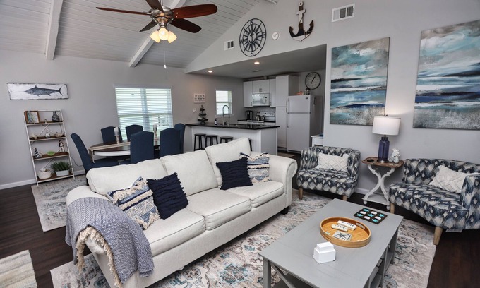 Galveston Casa | Cozy Canal home 2 minutes from the Beach and fishing in the backyard.