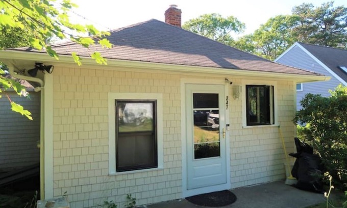 Hyannis Casa | COZY CAPE COTTAGE ON THE POND!