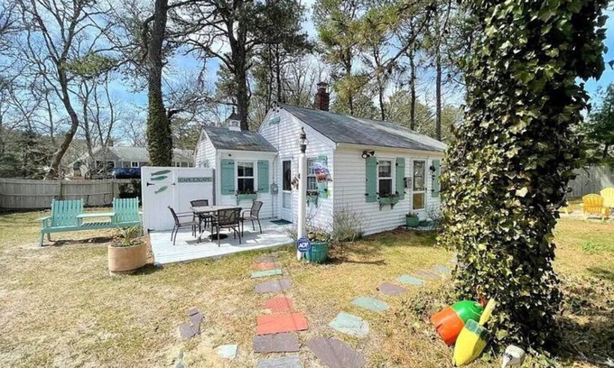 Dennis Port Cabaña | Cozy cape retreat with huge yard and deck