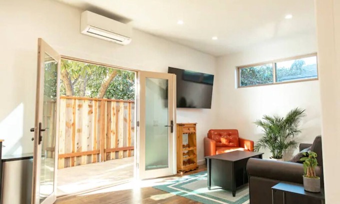 Ventura Casa | Cozy Casa. 1 mile from the beach/downtown.