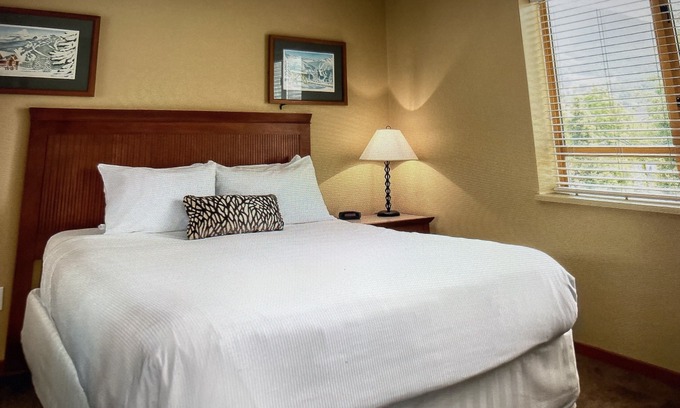 Whistler Cay Heights Condominio | Cozy Cascade Lodge is moments away from your ski lift or the charm of town.