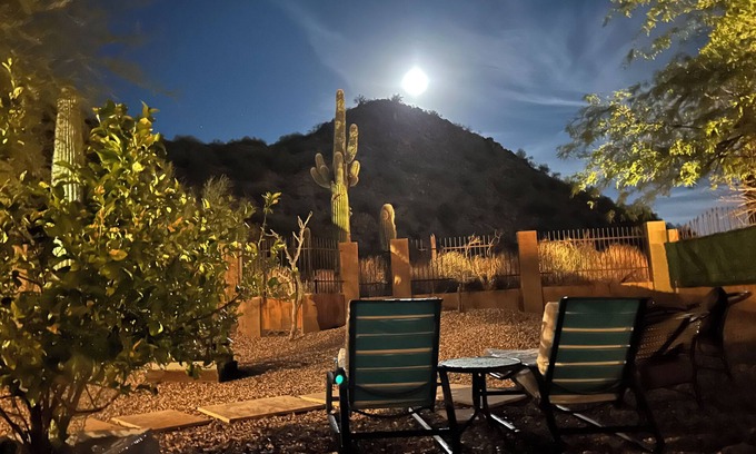 East Mesa Apartamento | Cozy Casita in the Uplands Area of North East Mesa. Mountain and desert views.