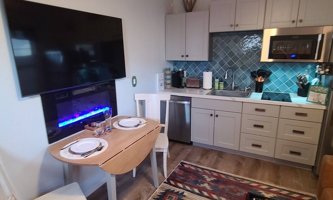 Emperor Estates Casa | "Cozy Casita" Private Pool and Spa/ 1 Bed/ Full Kitchen/ Walk in Shower/ BBQ