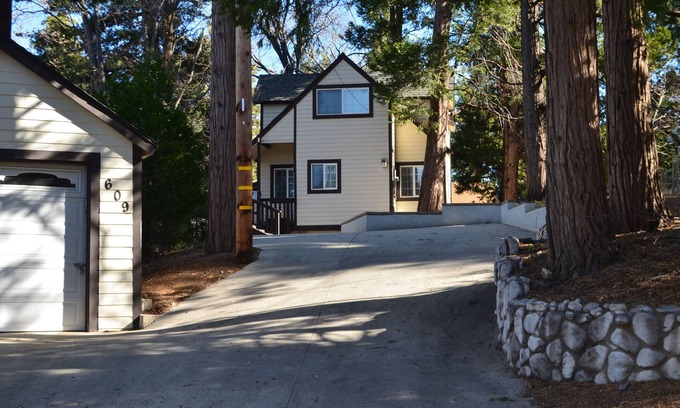 Twin Peaks Casa | Cozy Cedar Lane Landing is nestled in Twin Peaks with all the amenities of home!