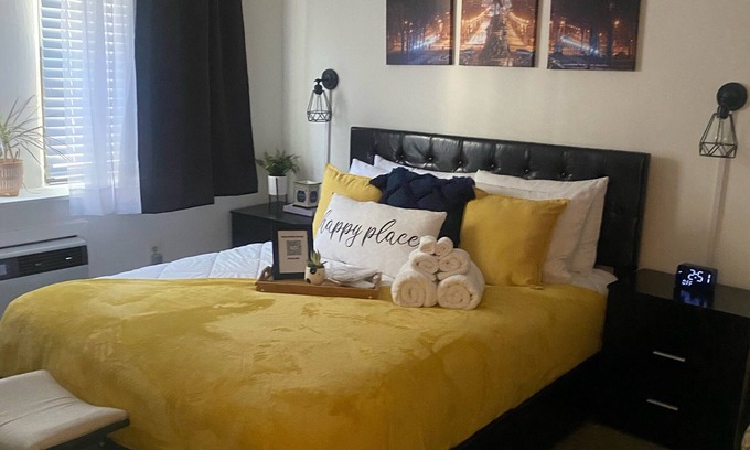 Center City Apartamento | Cozy -Center of Attention- w/fireplace, free laundry & full kitchen