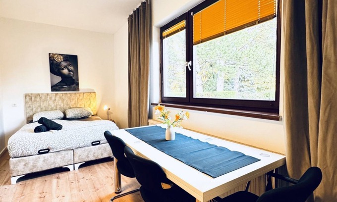 Meidling Apartamento | Cozy Central 8BR Apt w/Garden & Terrace, Up to 24P