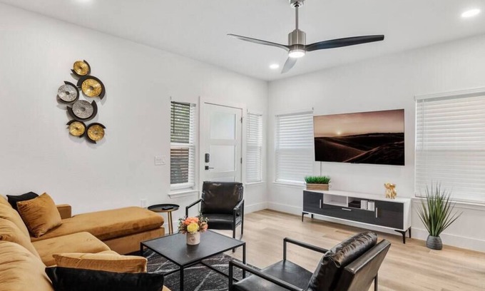 St. Johns Casa | Cozy & Central ~ Close to i35 and 5M to Downtown!