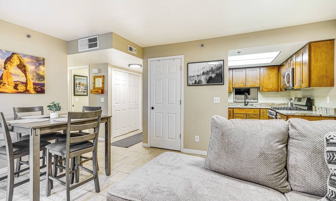 East Central Condominio | Cozy & Centrally Located SLC Condo w/ Balcony!
