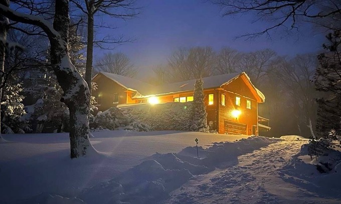 The Blue Mountains Chalet De Esquí | Cozy chalet, minutes from Blue Mountain, wood-burning stove, fully renovated.