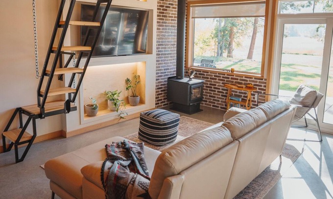 British Columbia Interior Chalet De Esquí | Cozy chalet among the cedars. Enjoy a quiet retreat near town and attractions!