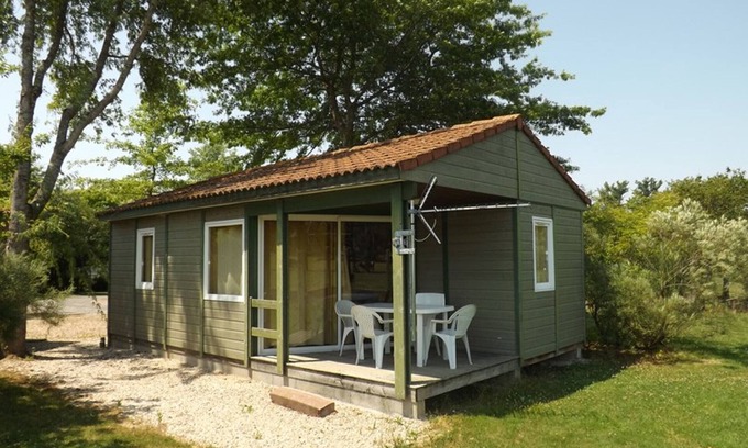 Maurs Cabaña | Cozy Chalet for 4 with Free Pool Access, Terrace, Pet-Friendly, near Maurs, France