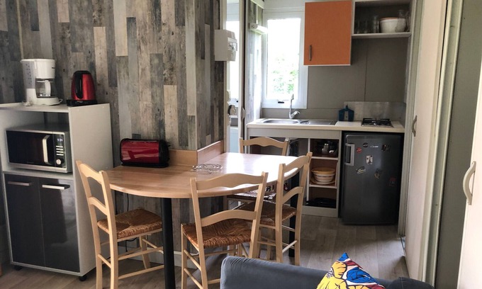La Suze-sur-Sarthe Chalet De Esquí | Chalet rústico con piscina cerca del zoo de La Flèche y Le Mans, ideal para familias y ciclistas.