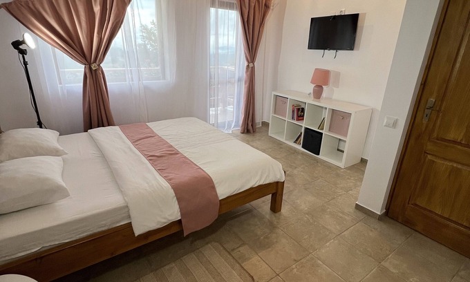 Bran Chalet De Esquí | Cozy Chalet in the heart of mountains near Bran Castle.Hot tube Sauna available