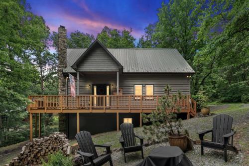 Mount Jackson Casa | Cozy Chalet w Hot Tub Loft Fire Pit & Grill
