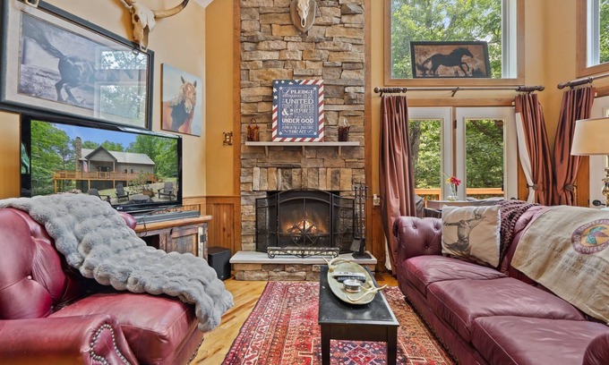 Mount Jackson Cabina | Cozy Chalet w Hot Tub, Loft, Fire Pit & Grill