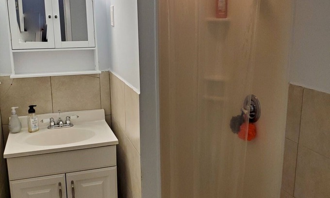 Cedarhurst Cabaña | Cozy, Charming and Private Guest House Near JFK, LIRR, NYC!