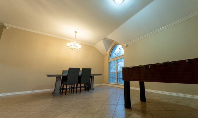 South Arlington Casa | Cozy Charming Brick Home Updated NEW furnitures! Arlington Central!