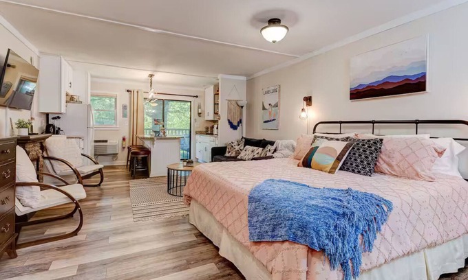 Lake Lure Condominio | Cozy-Chic Lake Lure Studio Rumbling Bald Resort Access!