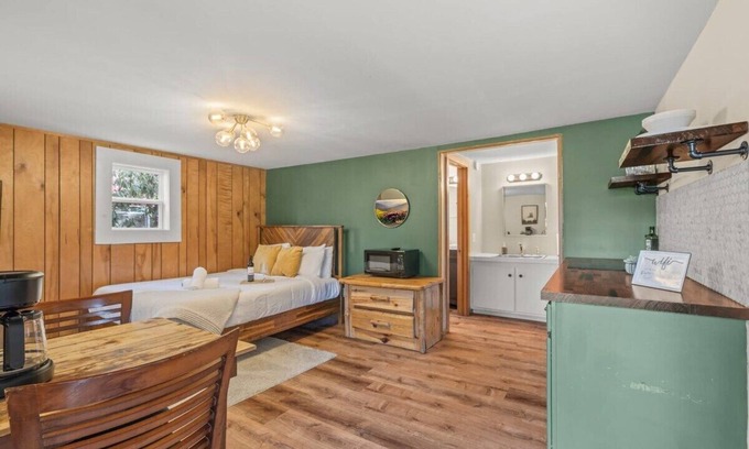 Canadensis Cabina | Cozy & Chic Pocono Cabin | Firepits | Pickleball
