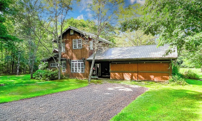 Chautauqua Otro | Cozy CHQ Farmhouse Escape by Stream & Cabin - 2.8mi to Main Gate, sleeps 12!