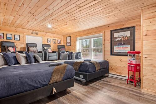 Blakeslee Casa | Cozy Cinema Cabin - Hot Tub and More