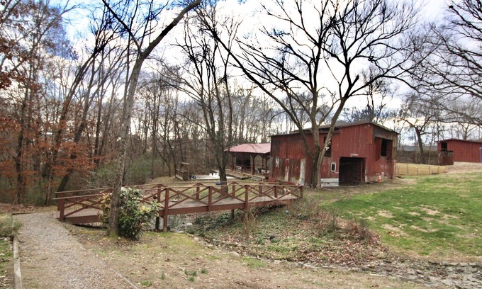 Lenoir City Cabina | Cozy Classy Cabin - pet friendly! 1 minute from Lenoir City's main street