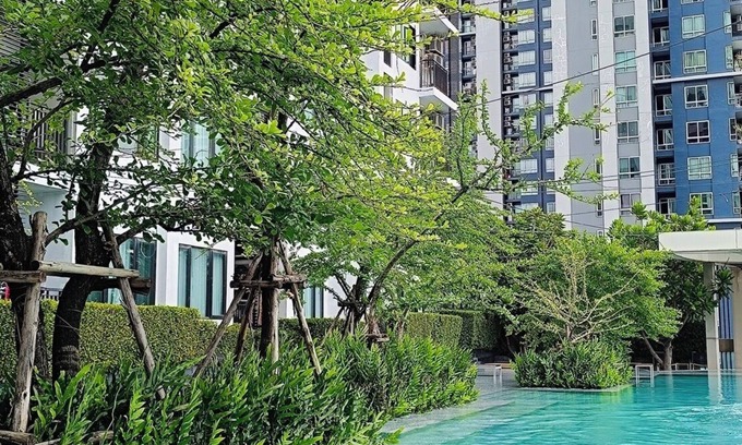 Phra Khanong Nuea Condominio | Cozy & Clean 1BR Poolside Room in Prime Area, On Nut, with Free-Wifi