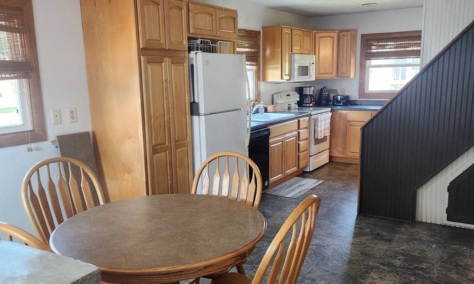 Brownsville Casa | Cozy, clean 3-bedroom house with AC and WiFi in serene Brownsville, MN.