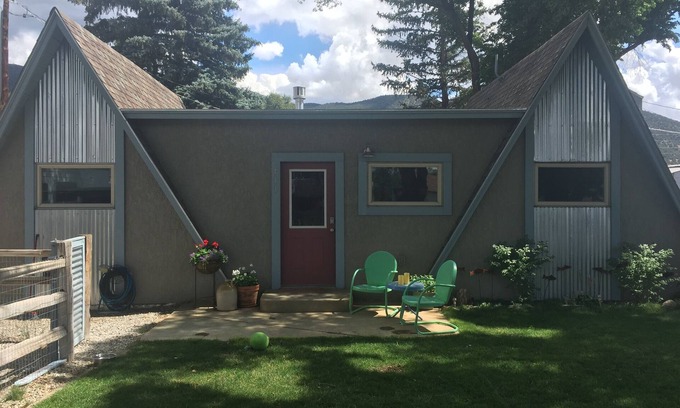 Salida Casa | Lindo, remodelado, que admite mascotas, amplio cercado en el patio, a pie del centro histórico.