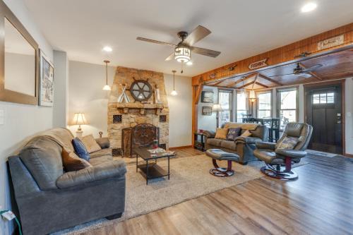 Clear Lake Casa | Cozy Clear Lake Home - Walk to Town and Boat Dock!