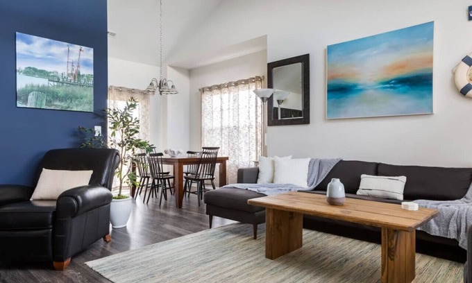 Southport Casa | Cozy Coastal Cottage - 3 BR/Fenced in Back Yard