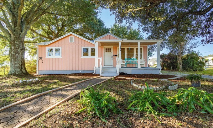 Morehead City Cabaña | Cozy Coastal Retreat: Charming 2-Bedroom Cottage in Morehead City!