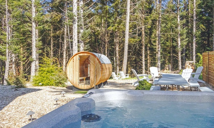 Lincoln City Casa | Cozy coastal retreat- Sauna, hot tub, firepit, ocean/forest views