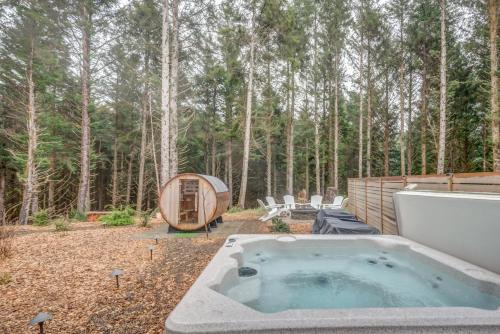 Lincoln City Casa | Cozy coastal retreat w/ocean and forest views