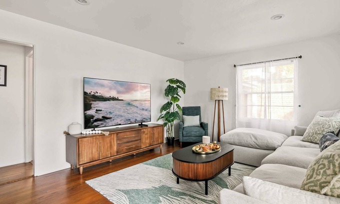 Village of La Jolla Casa | Cozy Coastal Stay Hot Tub & Putting Green