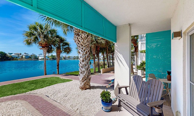 Sunnyside Condominio | Cozy coastal condo with shared pool/hot tub, and beach access-dog friendly