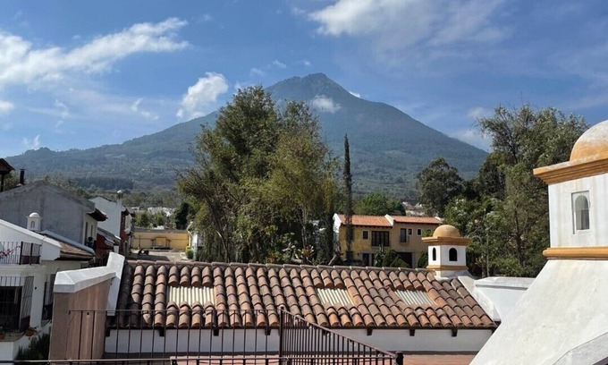 Antigua Guatemala Casa | COZY COLONIAL TWO-BEDROOM FAMILY HOME WITH BEAUTIFUL TERRACE WITH VOLCANOES VIEW