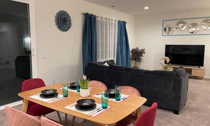 Riverside Casa | Cozy Comfortable 6-Bdr Family Retreat near UCR NOS
